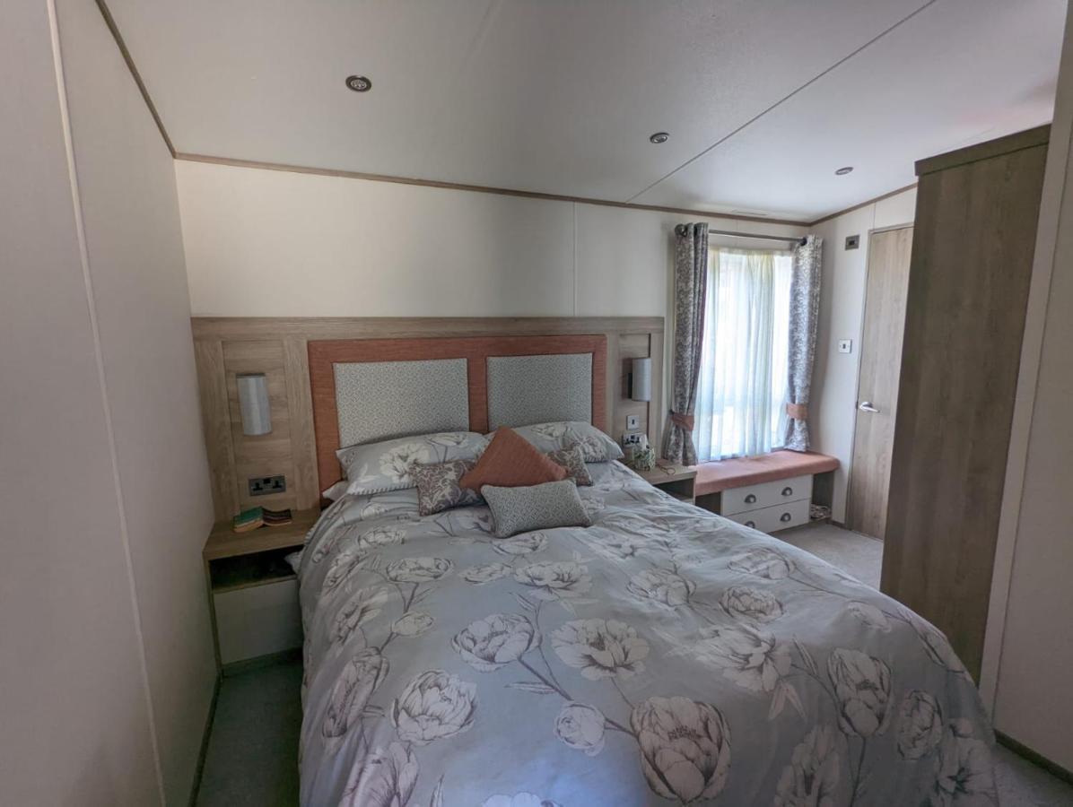 Shorefield Country Park: Luxury Caravan on New Forest Edge Milford on Sea Exterior photo